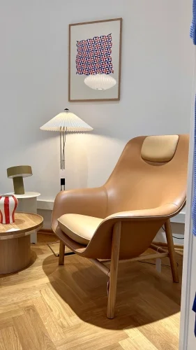 Oferta limitowana NORMANN COPENHAGEN fotel DRAPE dąb wysoki, koniakowa skóra- ekspozycja
