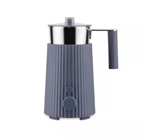 ELEKTRYCZNY SPIENIACZ DO MLEKA PLISSE SZARY 350 ml | ALESSI Popularny