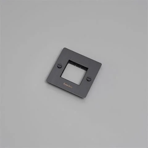 EU RAMKA 1G WALL PLATE SMOKED BRONZE Z LOGO | BUSTER + PUNCH Darmowy zwrot