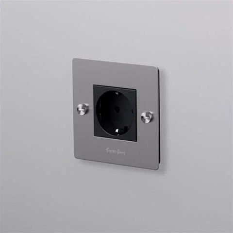 EU GNIAZDO WTYKOWE 1G SOCKET TYPE F CROSS STEEL Z LOGO | BUSTER + PUNCH Sprawdź teraz